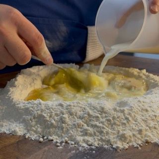 Latte versato a filo per amalgamare l'impasto della brioche.