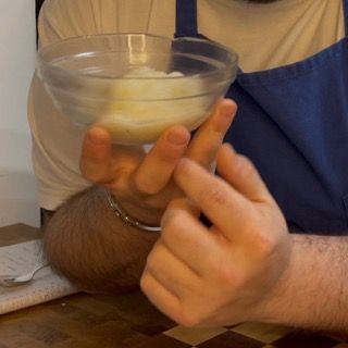 Water roux cotto, simile a una crema densa, messo a raffreddare.