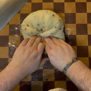 Due Cramique al cioccolato formati e pronti per la lievitazione finale.