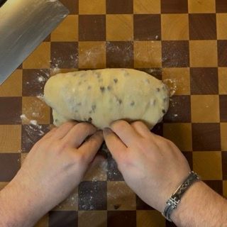 Cramique posizionati su una teglia con carta da forno.