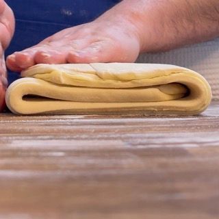 piegatura della pasta per sfogliatura a 3 per croissant francesi