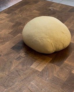 lavorazione sul piano dell'impasto per i Croissant francesi