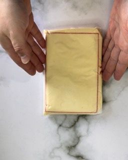 riposo in frigo del  burro da sfogliatura per i croissant francesi