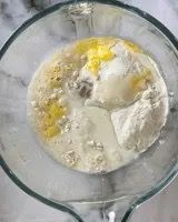 ciotola con gli ingredienti per l'impasto dei croissant francesi