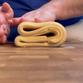 piegatura della pasta per sfogliatura a 4 per croissant francesi e riposo in frigo