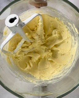 lavorazione del burro con la farina per il burro da sfogliatura