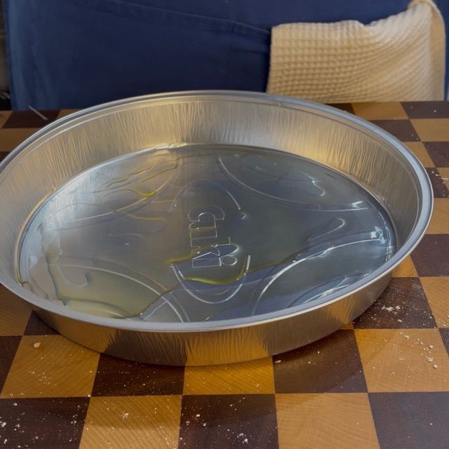 Teglia oliata per la focaccia, con semola sul fondo (opzionale)