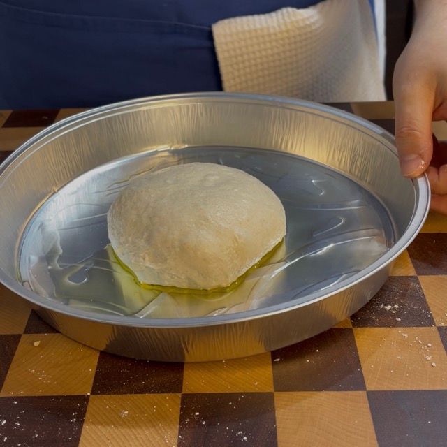 Impasto della focaccia messo in teglia, superficie oliata
