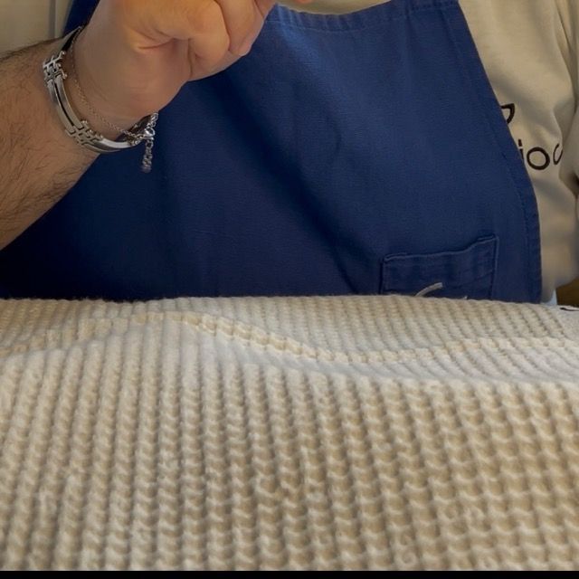 Focaccia in teglia, coperta, durante la lievitazione finale fino al raddoppio