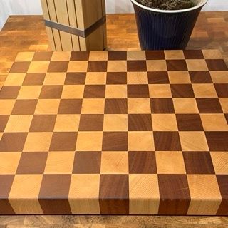 Un tagliere di legno con un motivo a scacchi