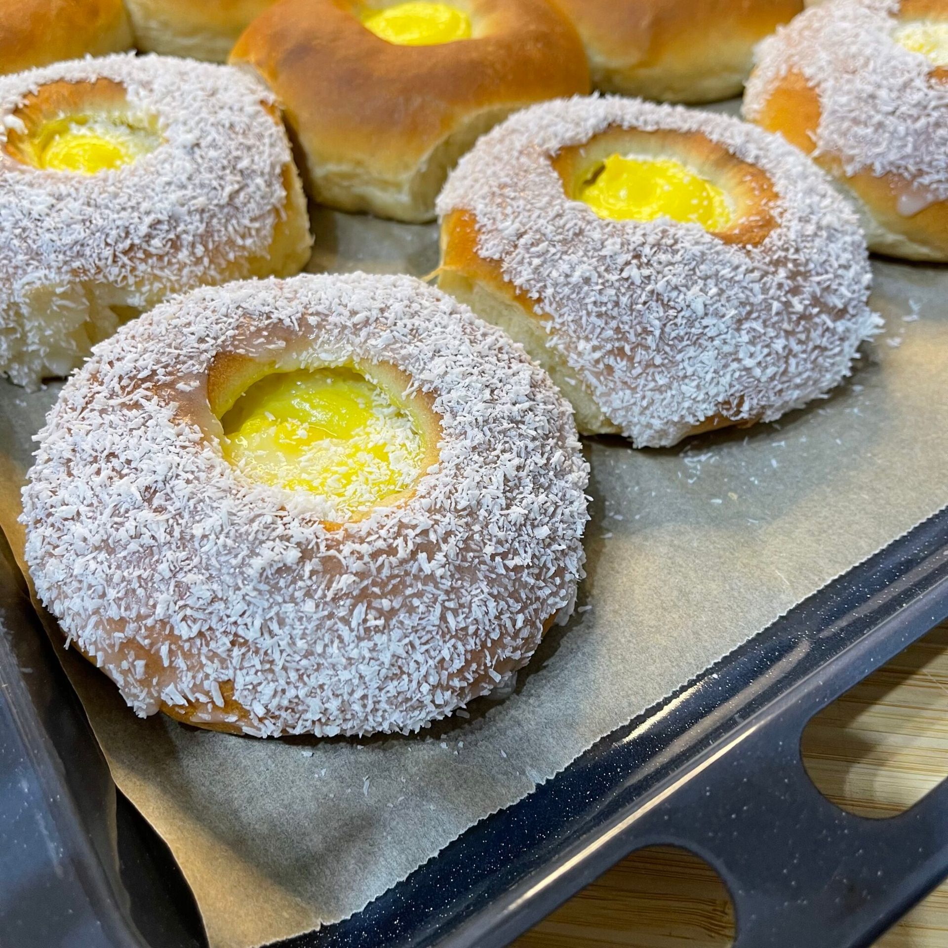 Un mucchio di pasticcini ricoperti di cocco su un vassoio