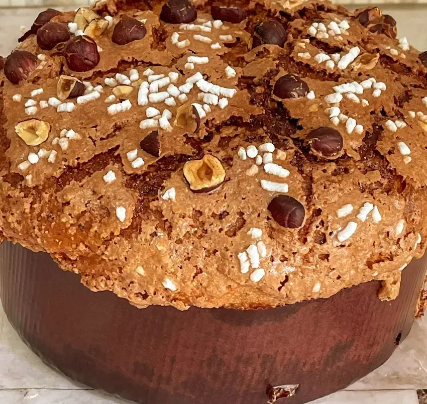 Una persona tiene in mano una pagnotta tagliata a metà