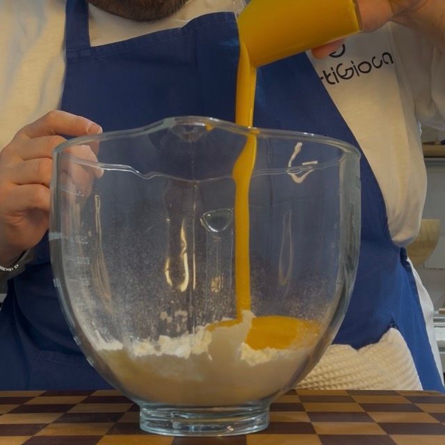 una ciotola con farina e tuorli d'uovo