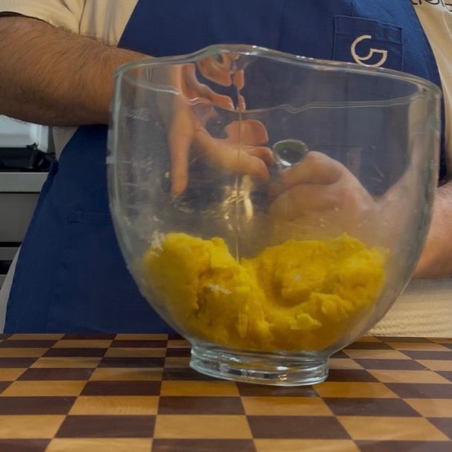 una ciotola con l'impasto oro di pasta fresca all'uovo 