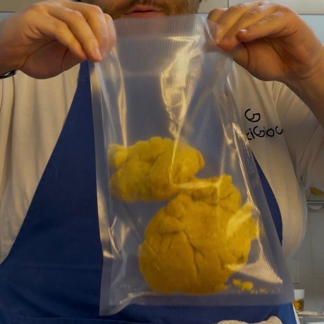 impasto oro di pasta fresca all'uovo dentro un sacchetto per il sottovuoto 