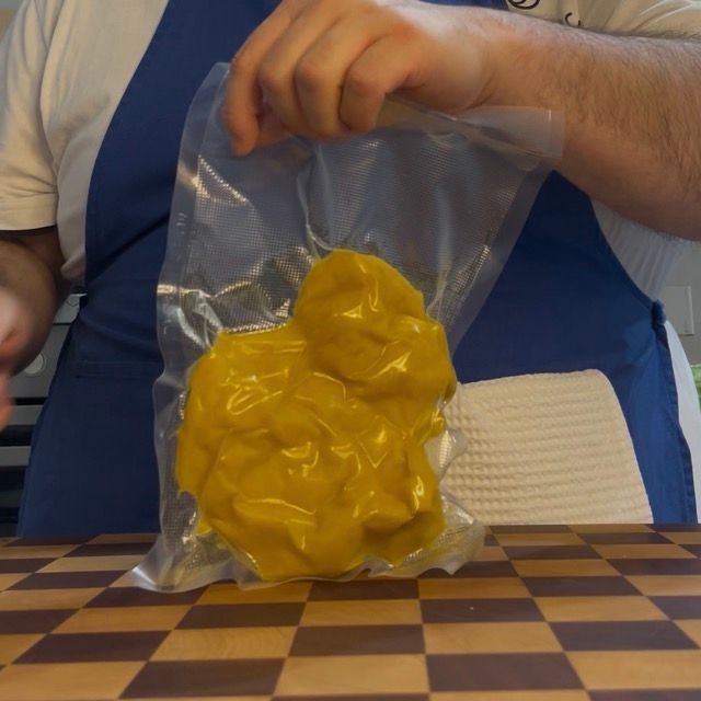 impasto oro di pasta fresca all'uovo inserita nel sacchetto per il sottovuoto 