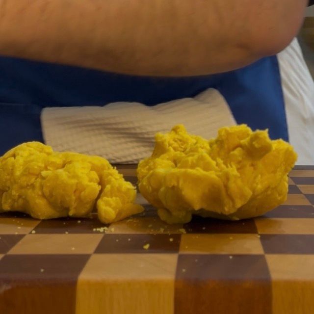 impasto oro di pasta fresca all'uovo sul piano in legno