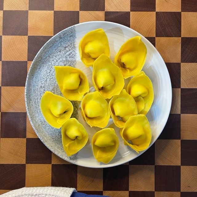 un piatto di ortelloni puntarelle e acciughe