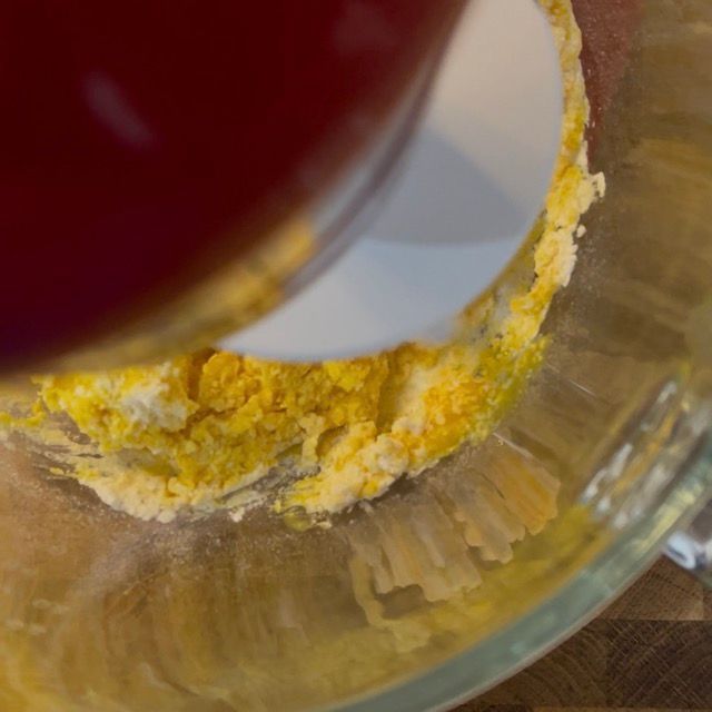 una planetaria impasta una pasta fresca all'uovo