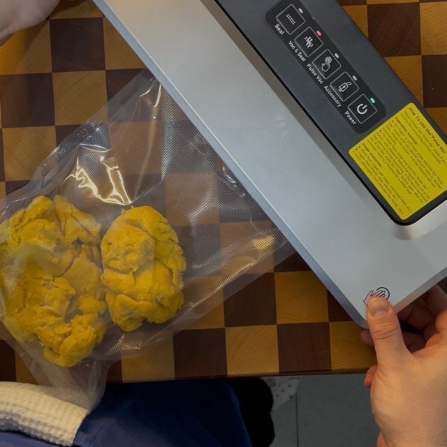 impasto oro di pasta fresca all'uovo inserita nella macchina per il sottovuoto 