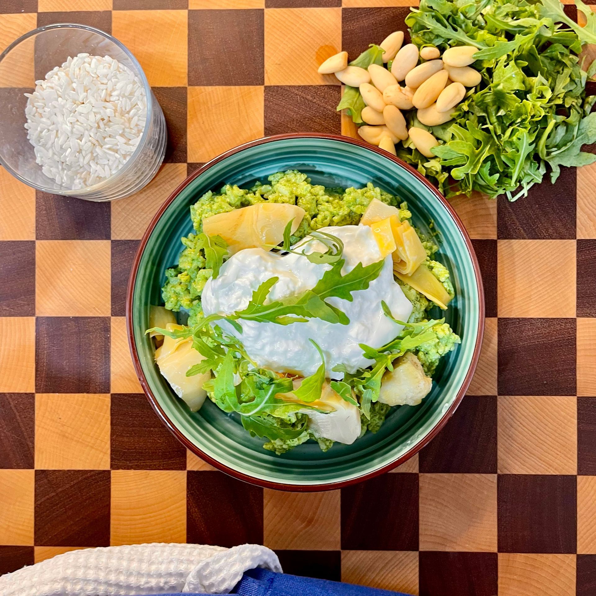insalata di riso con pesto di rucola e burrata