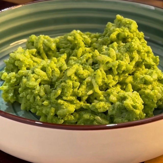 insalata di riso con pesto di rucola e burrata