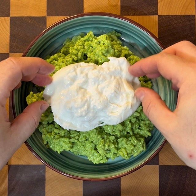 insalata di riso con pesto di rucola e burrata