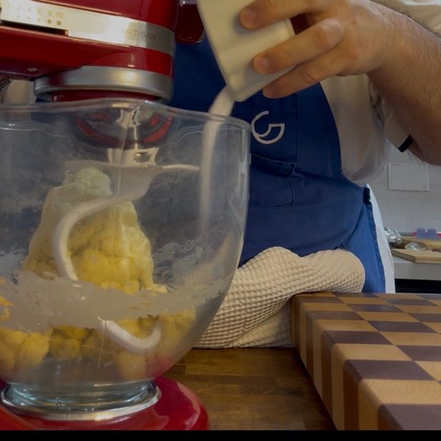 Sale, semi di vaniglia e scorza di agrumi aggiunti all'impasto.