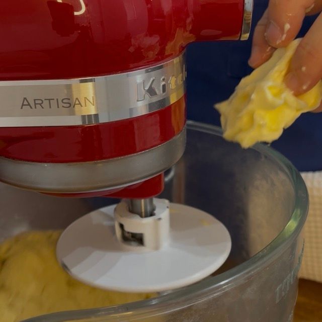 Impasto che assorbe la prima parte di burro.