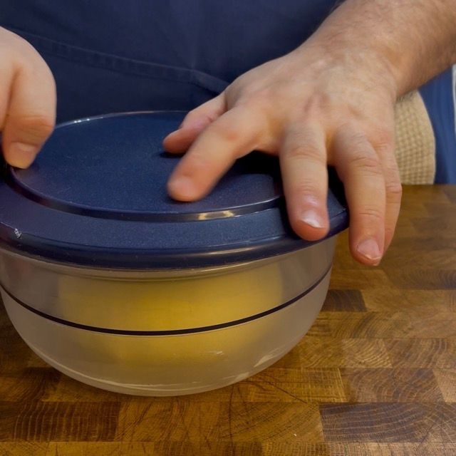 Impasto dei bomboloni in frigo per la lunga maturazione.