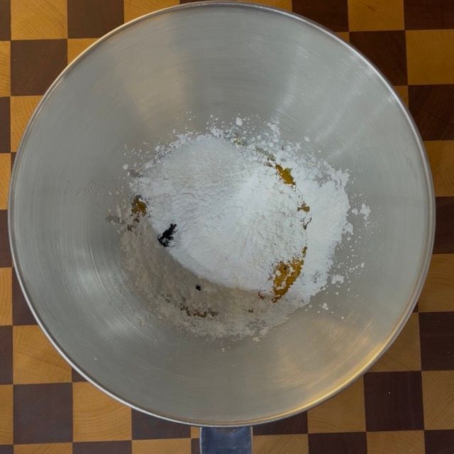 Fruste elettriche che montano i tuorli fino a renderli chiari e spumosi.