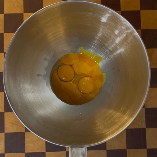 Tuorli, zucchero e amidi in una ciotola per la crema pasticcera.