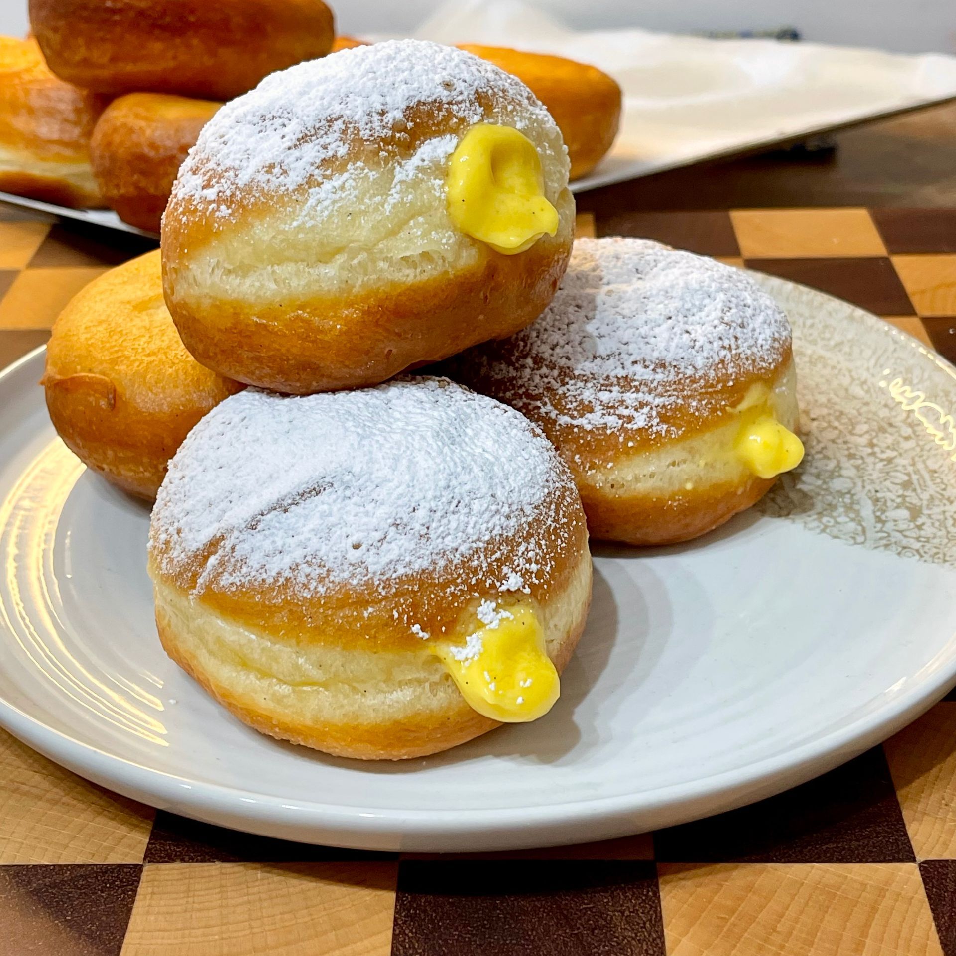 krapfen alla crema,  e bombolone alla crema