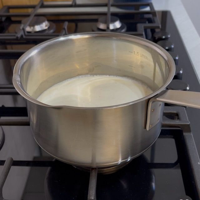 Latte e panna che raggiungono il bollore in una casseruola.