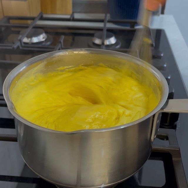 Crema pasticcera cotta, densa e liscia.