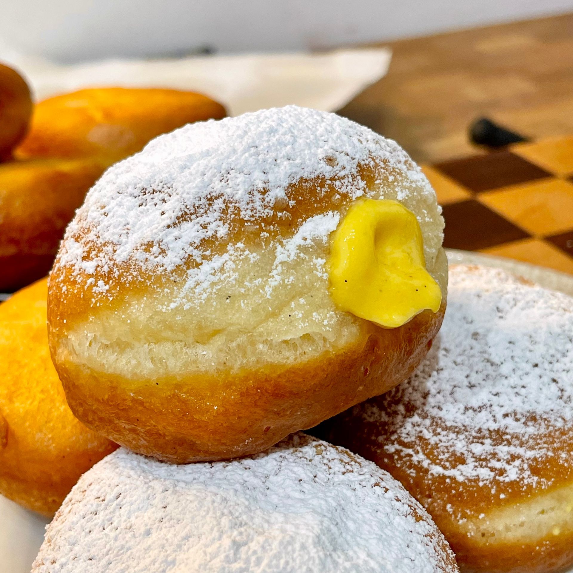 krapfen alla crema e bomboloni alla crema