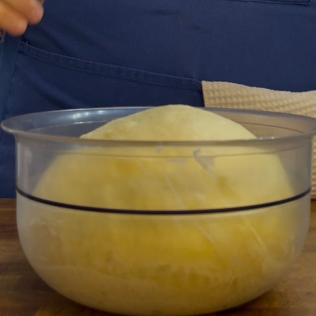 Impasto lievitato rovesciato su un piano leggermente infarinato.