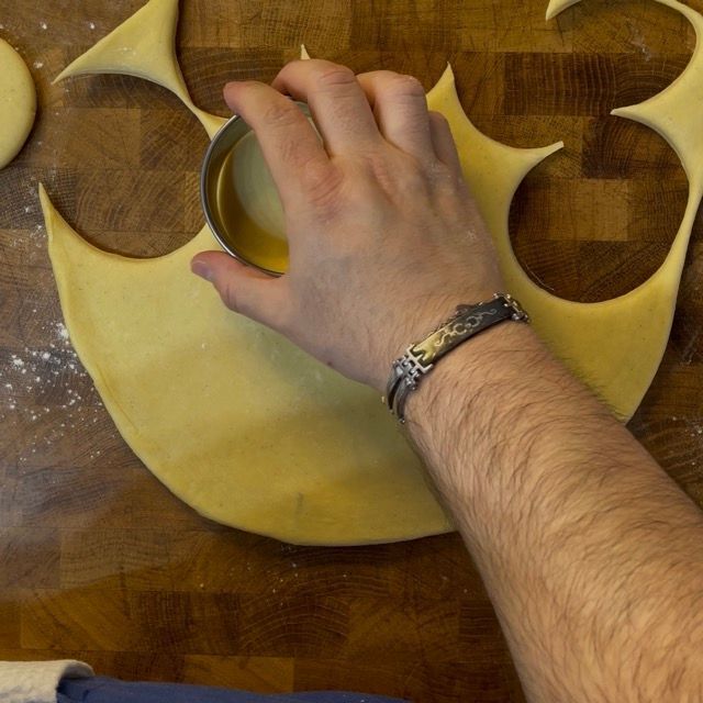 Coppapasta rotondo da 7 cm che taglia i dischi di impasto.