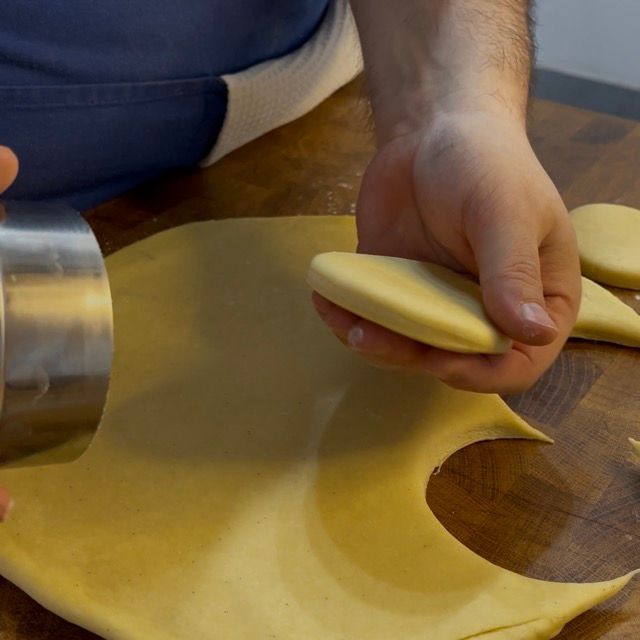 Dischi di pasta crudi per krapfen e bomboloni.