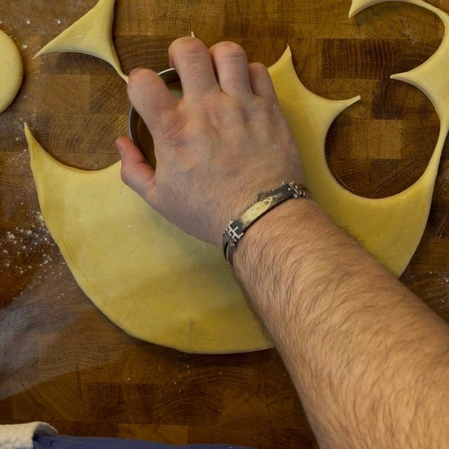 Dischi di pasta crudi per krapfen e bomboloni.