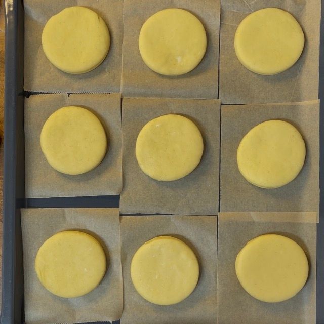 Teglia di krapfen coperta con un panno per la seconda lievitazione.