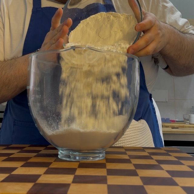 Ingredienti secchi e umidi in una ciotola prima di impastare.