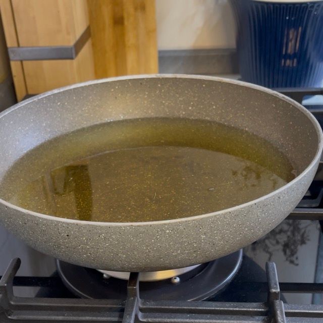 Olio di arachidi in una pentola a 160 gradi.