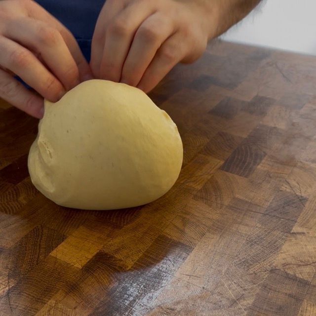 Panetto di impasto per krapfen liscio e chiuso.