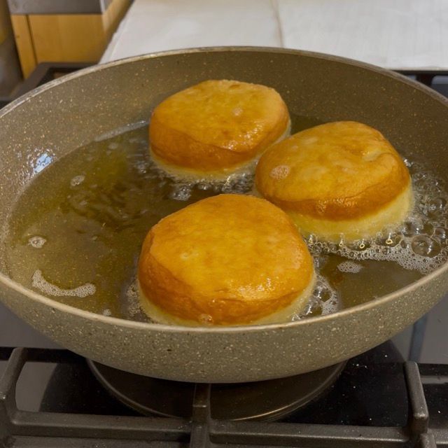 Il krapfen che cuoce e si dora sull'altro lato.