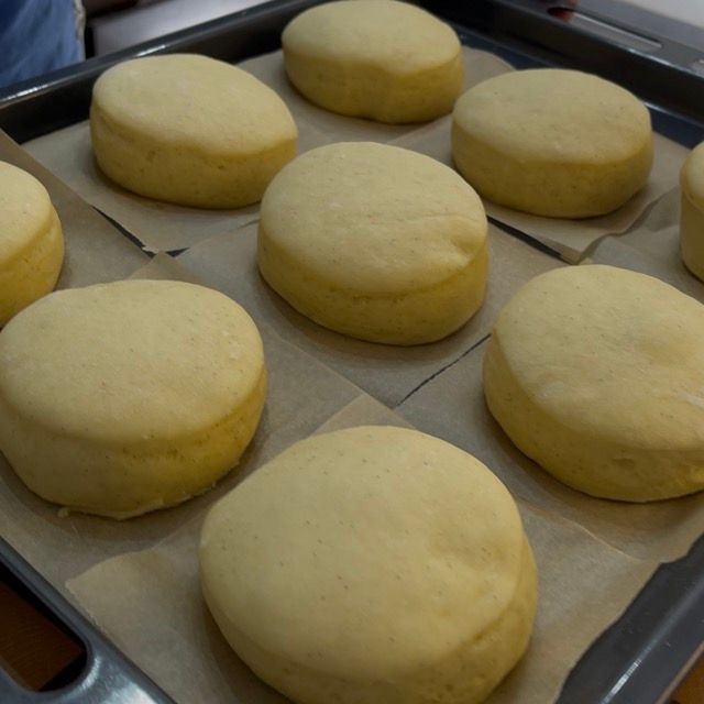 Krapfen e bomboloni raddoppiati di volume, pronti per la frittura.