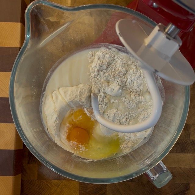 Planetaria con gancio che lavora l'impasto per krapfen.