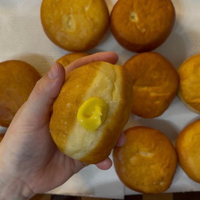 Sac a poche che ha farcito abbondantemente un krapfen con la crema.