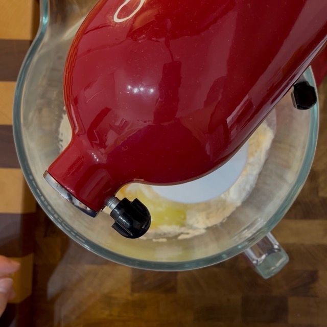 Impasto per bomboloni parzialmente formato dopo i primi minuti.