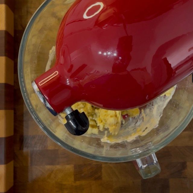 Impasto che assorbe lo zucchero diventando più liscio.